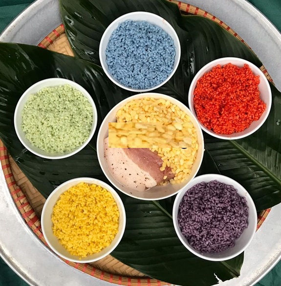 Độc đáo bánh chưng ngũ sắc